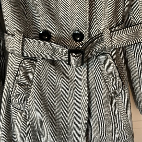 Belted fall coat in herringbone pattern. - Picture 4 of 5